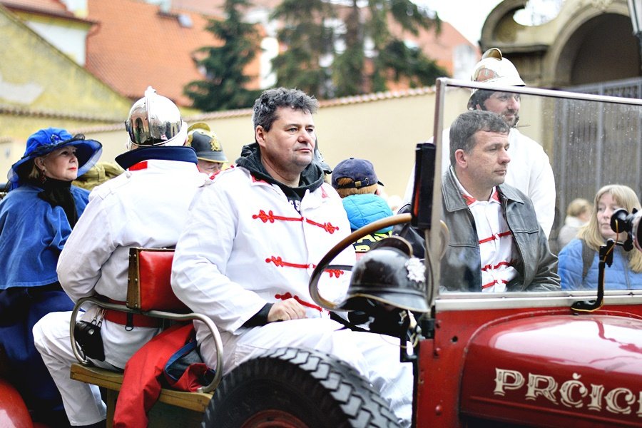 Malostranské masopustní veselí přilákalo několik stovek lidí. Mezi nadšenci v maskách byli nejen Pražané, ale také cizinci.