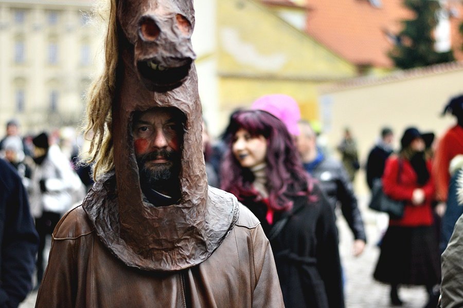 Malostranské masopustní veselí přilákalo několik stovek lidí. Mezi nadšenci v maskách byli nejen Pražané, ale také cizinci.