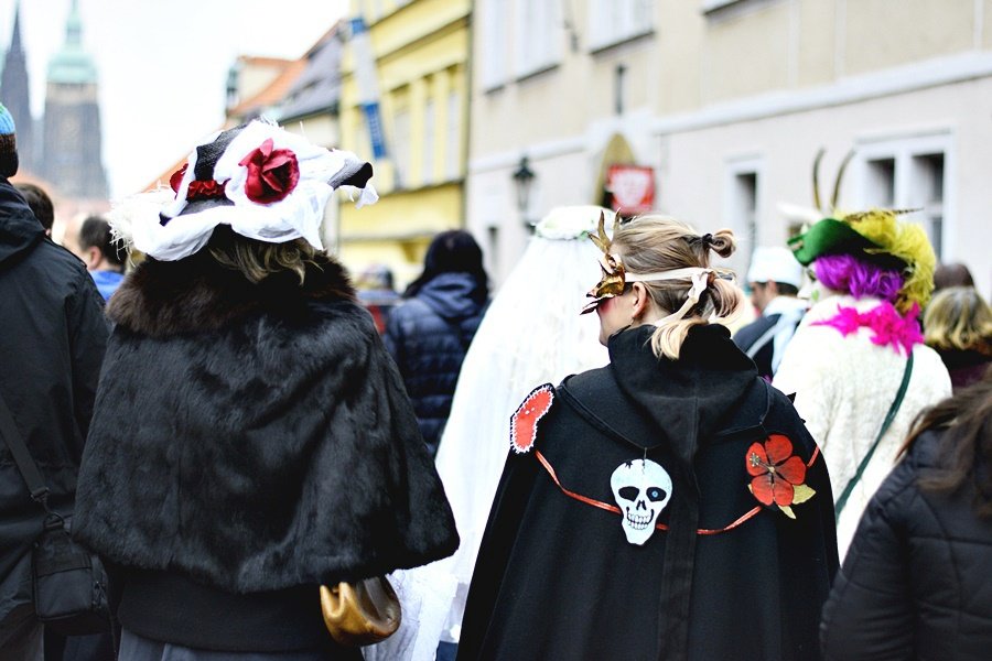 Malostranské masopustní veselí přilákalo několik stovek lidí. Mezi nadšenci v maskách byli nejen Pražané, ale také cizinci.