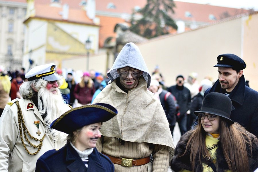 Malostranské masopustní veselí přilákalo několik stovek lidí. Mezi nadšenci v maskách byli nejen Pražané, ale také cizinci.