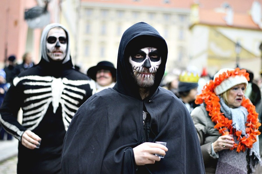 Malostranské masopustní veselí přilákalo několik stovek lidí. Mezi nadšenci v maskách byli nejen Pražané, ale také cizinci.