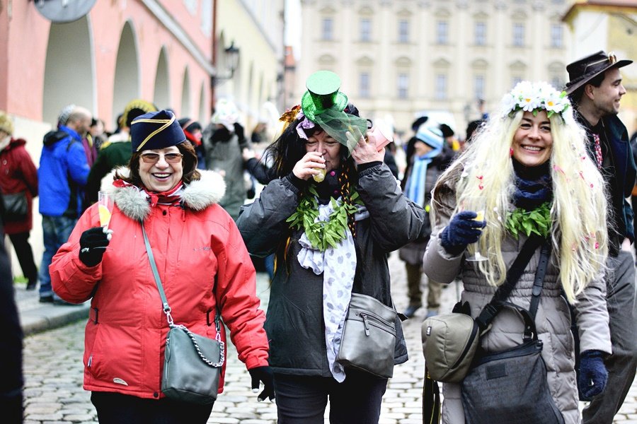 Malostranské masopustní veselí přilákalo několik stovek lidí. Mezi nadšenci v maskách byli nejen Pražané, ale také cizinci.