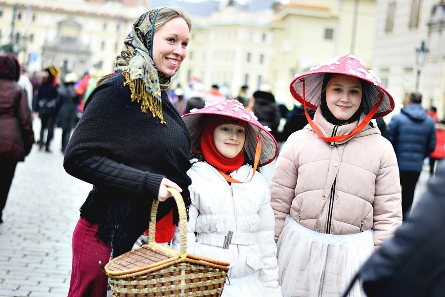 Malostranské masopustní veselí přilákalo několik stovek lidí. Mezi nadšenci v maskách byli nejen Pražané, ale také cizinci.