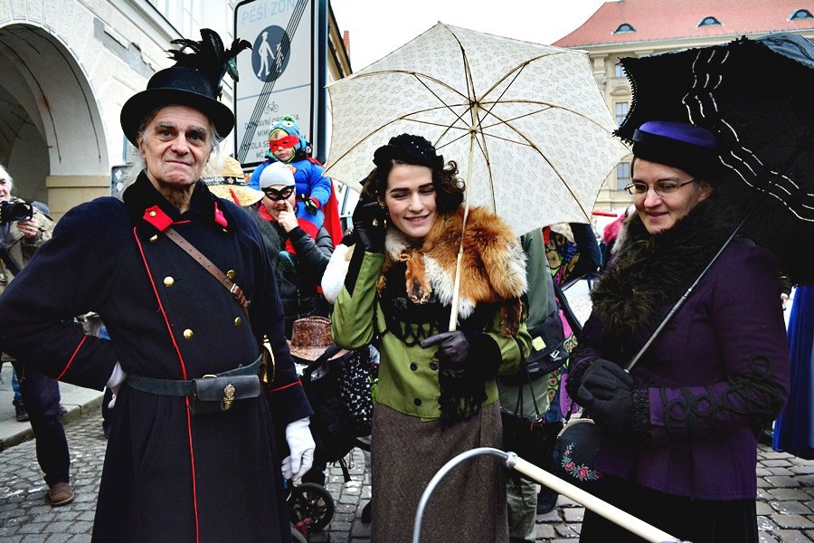 Malostranské masopustní veselí přilákalo několik stovek lidí. Mezi nadšenci v maskách byli nejen Pražané, ale také cizinci.