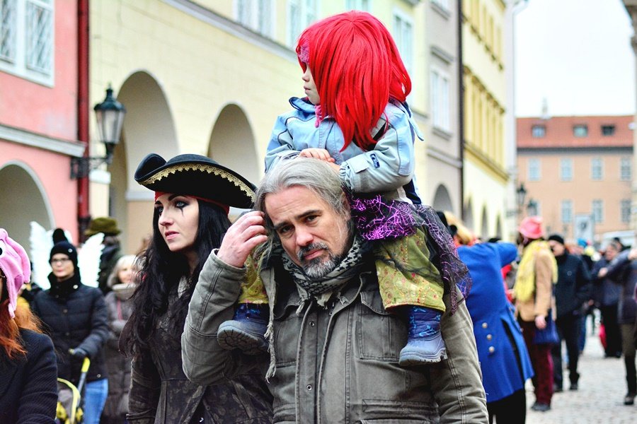 Malostranské masopustní veselí přilákalo několik stovek lidí. Mezi nadšenci v maskách byli nejen Pražané, ale také cizinci.