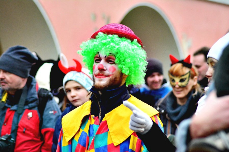 Malostranské masopustní veselí přilákalo několik stovek lidí. Mezi nadšenci v maskách byli nejen Pražané, ale také cizinci.