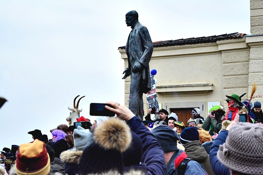 Malostranské masopustní veselí přilákalo několik stovek lidí. Mezi nadšenci v maskách byli nejen Pražané, ale také cizinci.