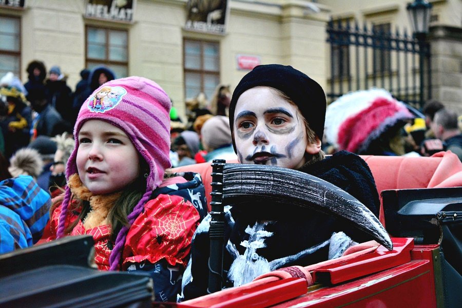 Malostranské masopustní veselí přilákalo několik stovek lidí. Mezi nadšenci v maskách byli nejen Pražané, ale také cizinci.