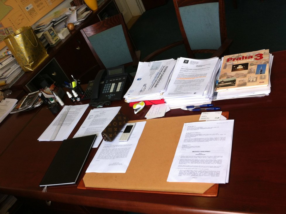 Na stole v osobní pracovně má Vladislava Hujová spoutu papírů a brýle.
