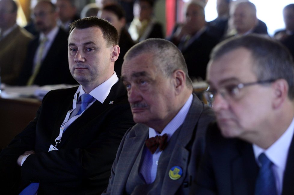 Martin Půta, Karel Schwarzenberg a Miroslav Kalousek na sjezdu Starostů a nezávislých