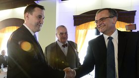 Miroslav Kalousek se zdraví s novým šéfem STAN Martinem Půtou