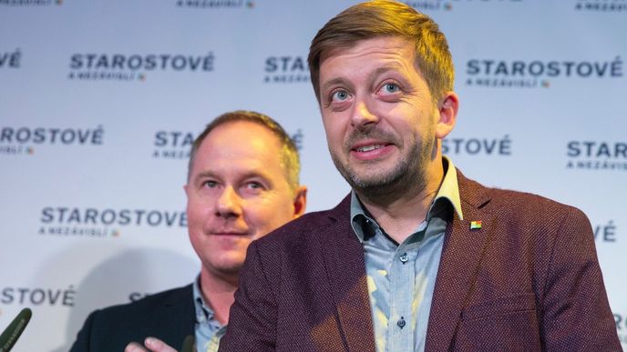 Poslanec Vít Rakušan, v pozadí předseda STAN a poslanec Petr Gazdík.