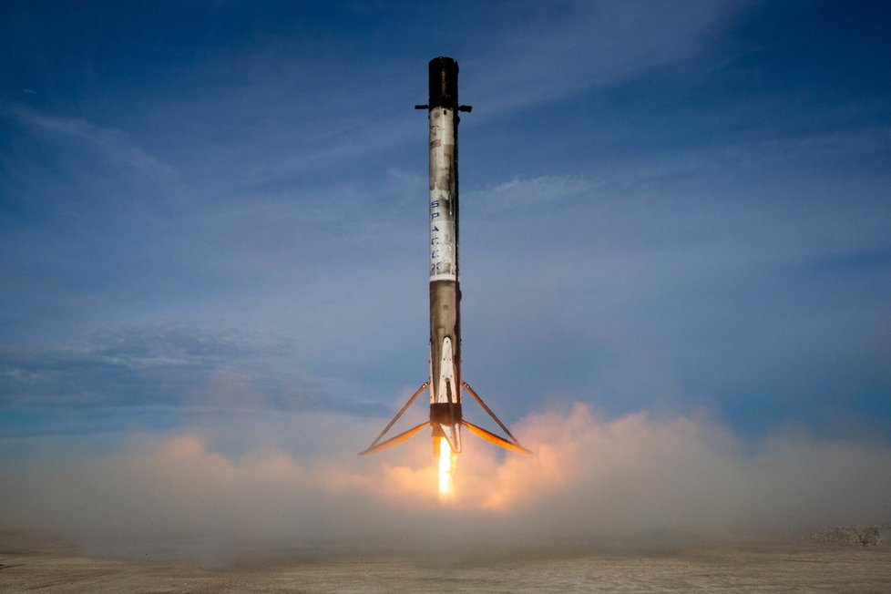 SpaceX provozuje opakovatelně použitelné rakety už dnes. První stupeň rakety Falcon 9 přistává na pevnině nebo na plošině v oceánu