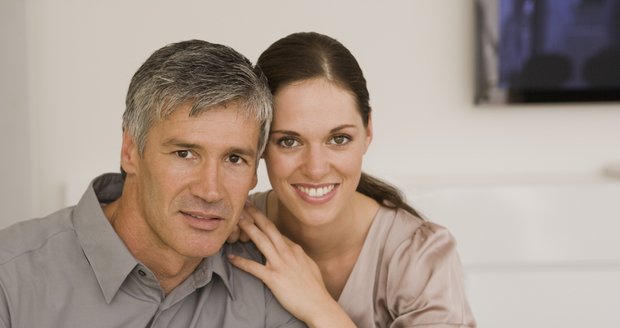 Randit se starším mužem má spousty výhod. Může vás v mnohém obohatit.