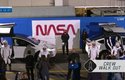 Astronauti se na startovací rampu vydali ve vozech Tesla. Za automobilkou stojí Elon Musk, který vlastní i SpaceX