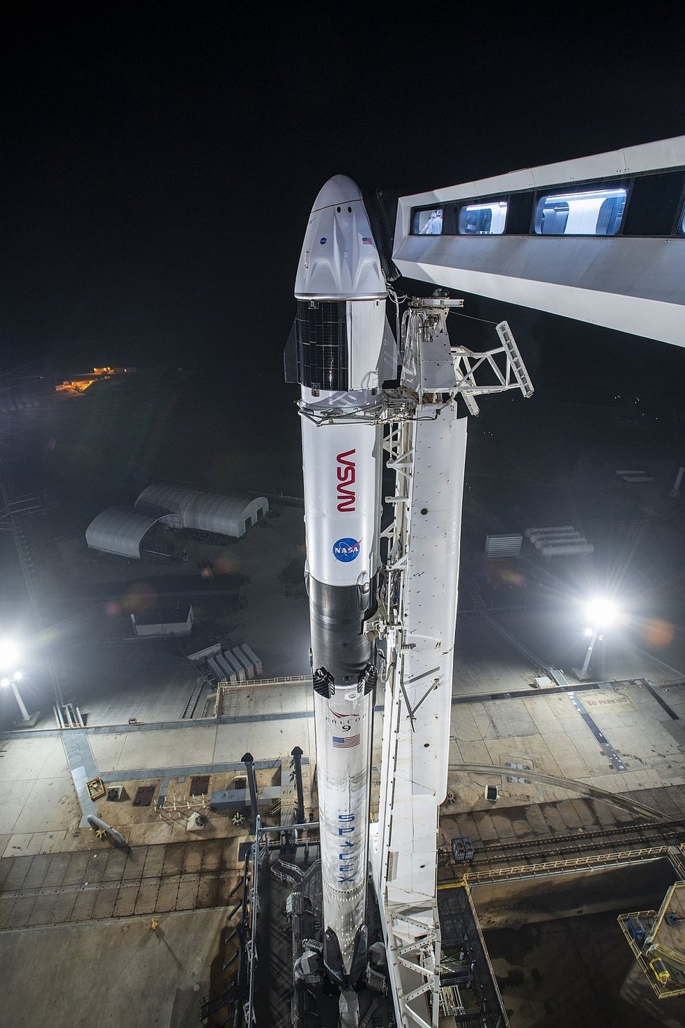 Raketa Falcon 9 s lodí Crew Dragon na startovací rampě