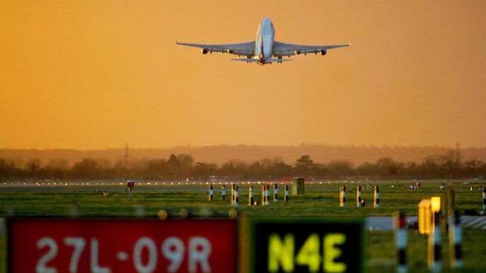 Start letadla z jedné ze dvou drah letiště Heathrow