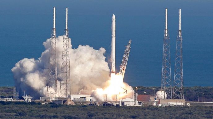 Start rakety Falcon 9 firmy SpaceX s nákladní lodí Dragon
