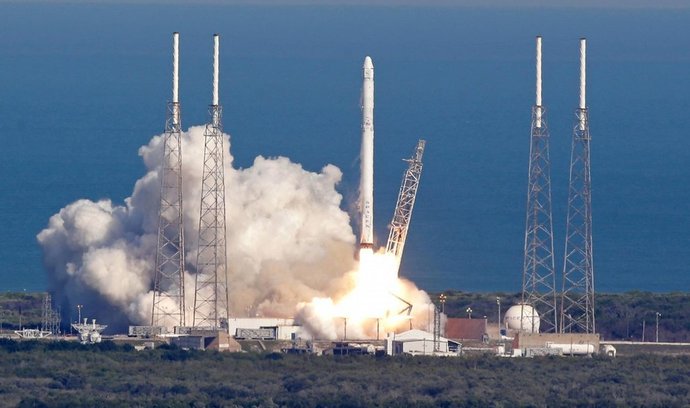 Start rakety Falcon 9 s nákladní lodí Dragon