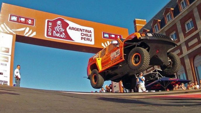Start rallye Dakar bývá velkou show,
pak už ale závodníky čeká boj s drsnou jihoamerickou tratí.