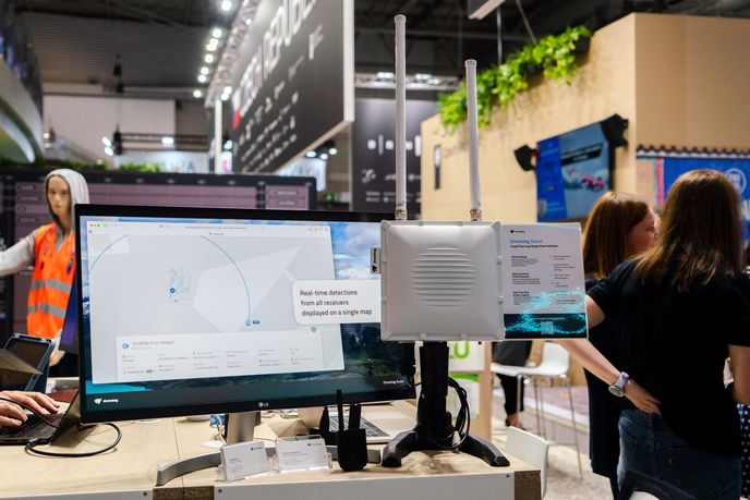 Stacionární identifikátor dronů startupu Dronetag, který využívají například letiště nebo věznice Stacionární identifikátor dronů startupu Dronetag, který využívají například letiště nebo věznice