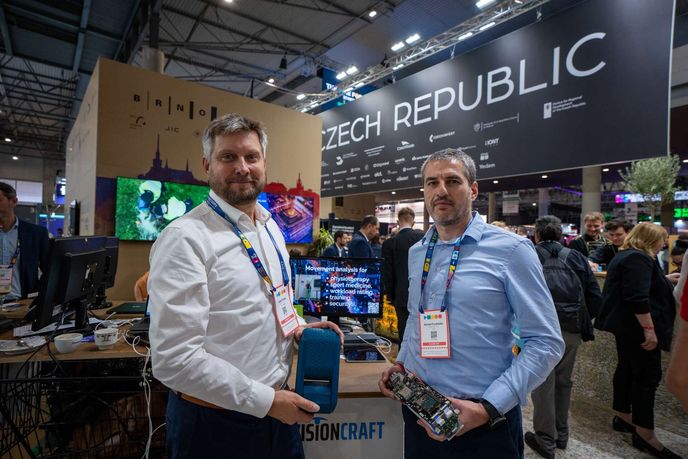 Robert Pinkas (vlevo) ukazuje prototyp nového designu senzorů VisionCraft Robert Pinkas (vlevo) ukazuje prototyp nového designu senzorů VisionCraft