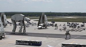 Letiště v německém Frankfurtu obsadilo Impérium ze Star Wars