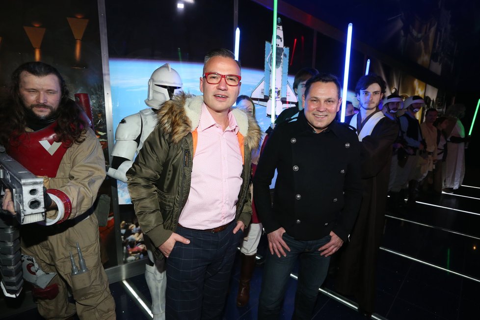 Pavel Vítek s Janisem Sidovským na premiéře osmého dílu Star Wars.