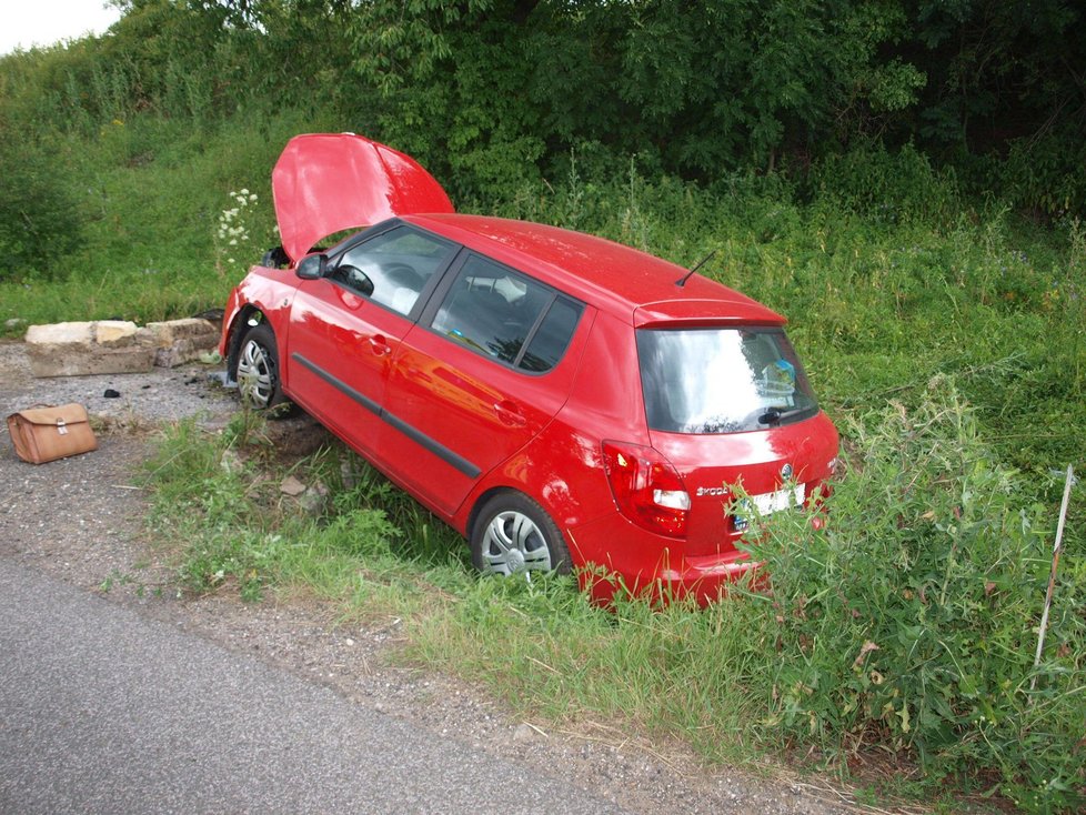 Řidička v příkopu narazila do betonu.