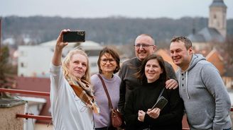 Cestovka pro místní: umělkyně Kateřina Šedá a její CK ŠťastníVeselí zvedla Kutnohorské ze židlí Cestovka pro místní: umělkyně Kateřina Šedá a její CK ŠťastníVeselí zvedla Kutnohorské ze židlí