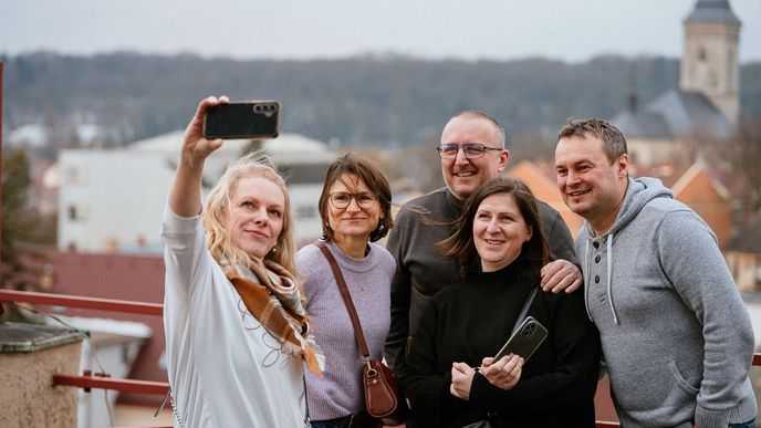 Ze spolucestujících přátelé? Ze spolucestujících přátelé?