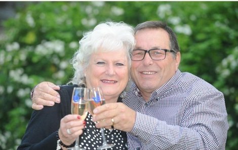 Šťastný Murray McKenize se svou ženou Pat (65).