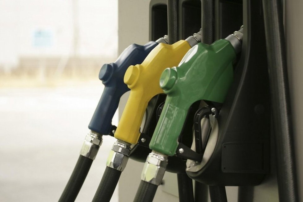 Na levný benzin od nového roku zapomeňte: Češi si na pumpách připlatí.