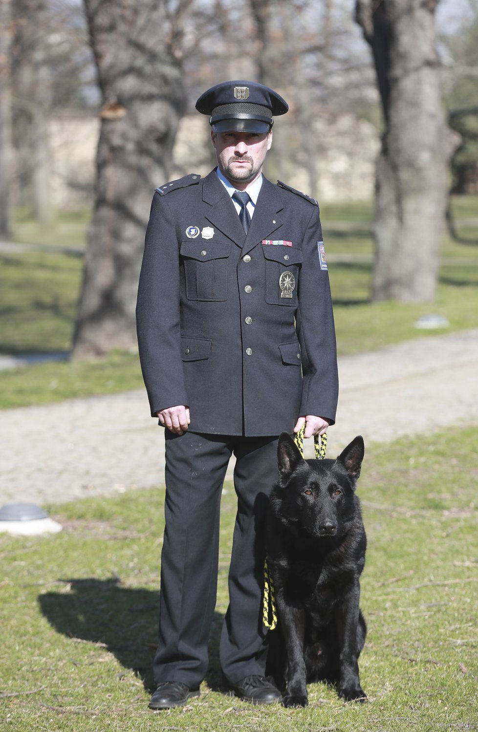 Statný Gauner vedle svého psovoda Lubomíra Ábela. Společně zachránili život vysílenému seniorovi.