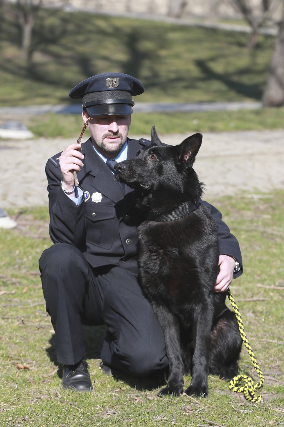 Statný Gauner vedle svého psovoda Lubomíra Ábela. Společně zachránili život vysílenému seniorovi. V Praze za to byl Gauner oceněn cenou Statečného psího srdce za rok 2018.