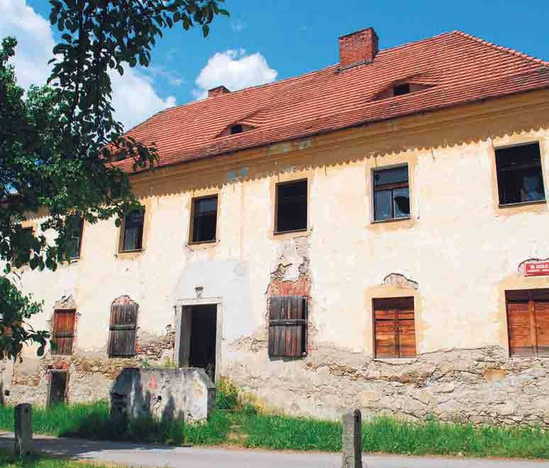 Zdeněk Troška je rodák z Hoštic, proto tam rád točí. Nejvíc vesnici proslavila jeho trilogie Slunce, seno