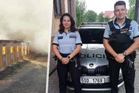 Policisté zachraňovali koně z hořícího statku: Požár napáchal škody za miliony