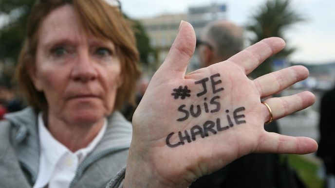 Statisíce Francouzů uctily památku obětí teroristických útoků.
