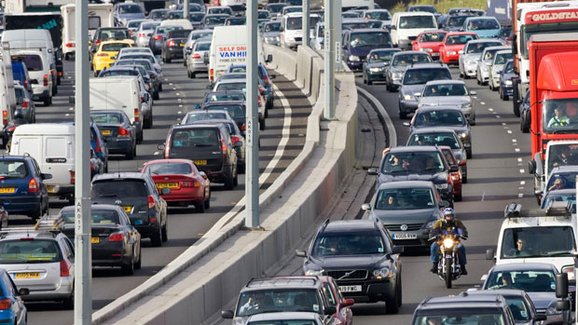 Nejhorší dopravní zácpy světa. Nejvíce si postojíte v Los Angeles. A jak dopadla česká města?