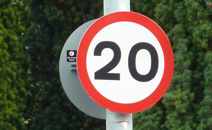 V Británii výrazně roste počet nehod na silnicích s limitem 32 km/h