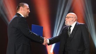 Jiří Kratochvil poslal statisíce za Státní cenu za literaturu na „ukrajinský účet“. Co další laureáti?
