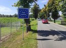 Značka s nápisem Česká republika je za bývalou celnicí jen vlevo. Pravá půlka silnice je totiž v Polsku. Dům na jedné straně silnice tak má sousedy přes ulici už v cizině.