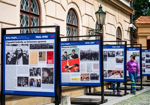 Venkovní výstava s názvem Byli tady... Státní návštěvy a jiní pražští hosté 20. století, kterou připravilo Muzeum paměti XX. století z archivních fotografií a dokumentů, 16. června 2025, Kampa, Praha.