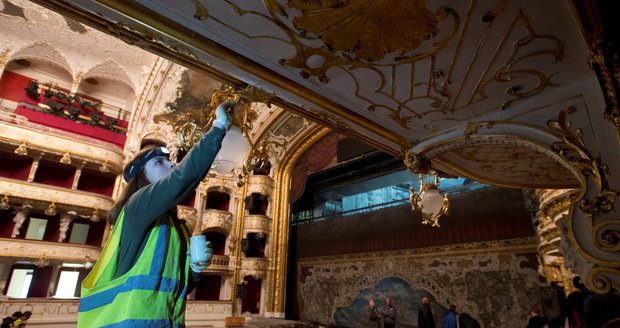 V opravené budově Státní opery Praha 19. prosince 2019 instalovali oponu.