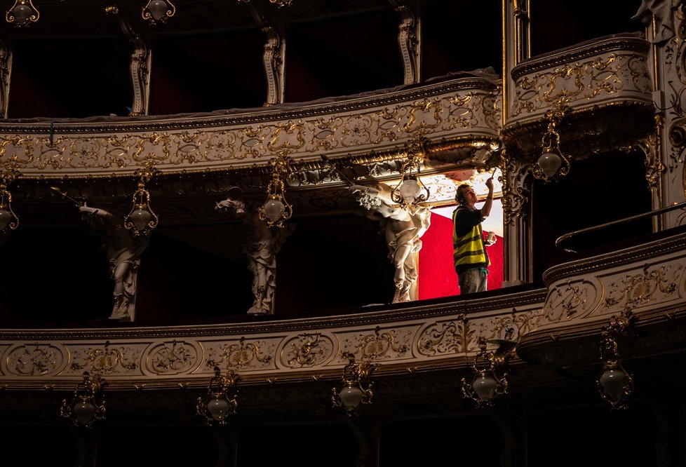 V opravené budově Státní opery Praha 19. prosince 2019 instalovali oponu.