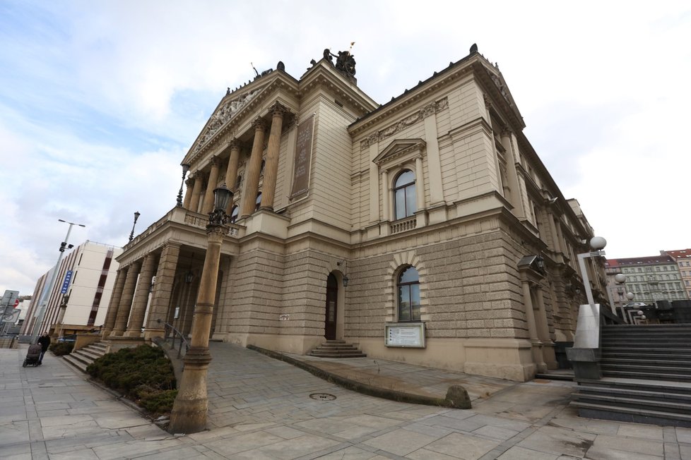 Budova Státní opery v Praze před rekonstrukcí.