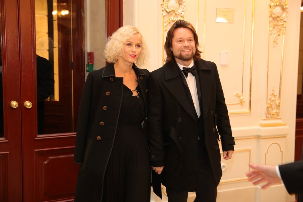 Zpěvák Richard Krajčo s manželkou na slavnostním otevření Státní opery Praha (5. 1. 2020)