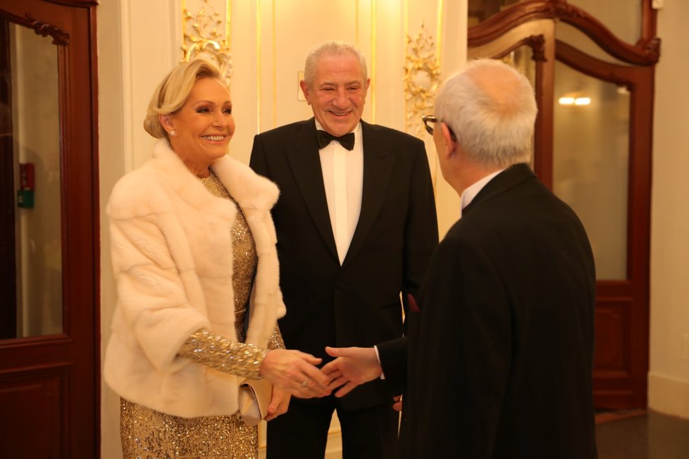 Zpěvačka Helena Vondráčková s manželem na slavnostním otevření Státní opery Praha (5. 1. 2020)