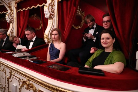 Jana Maláčová s manželem Alešem Chmelařem za zády usedla ve Státní opeře do lóže po boku manželky ministra zdravotnictví Adama Vojtěcha Olgy.