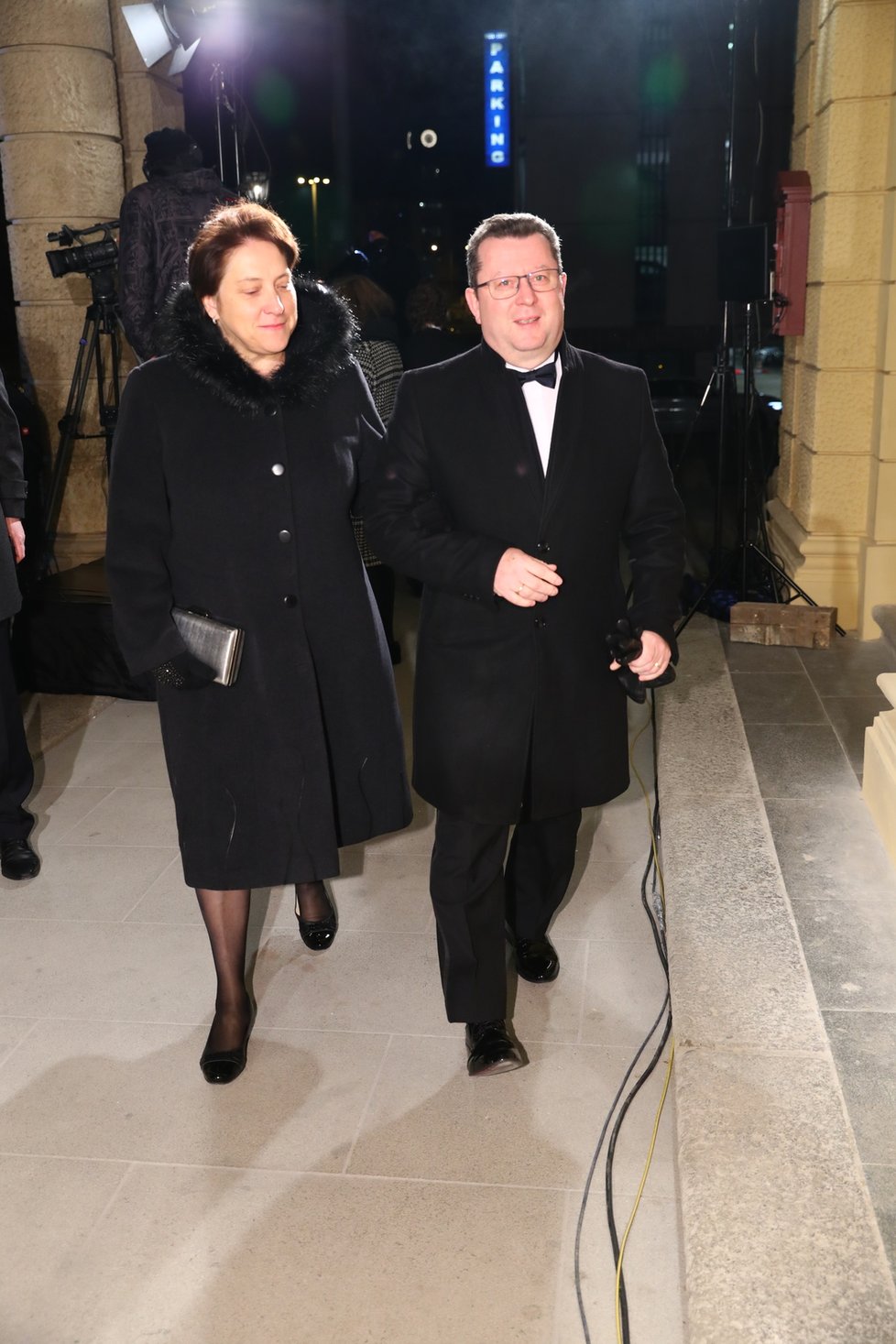 Exministr kultury Antonín Staněk (ČSSD) s manželkou před Státní operou (5. 1. 2020)